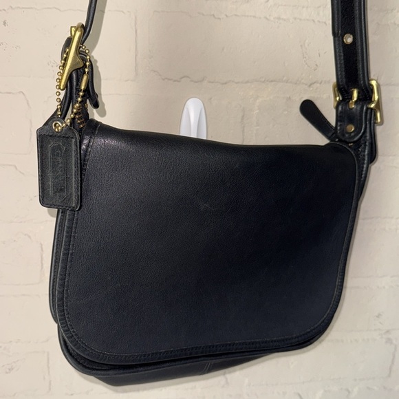 Coach Handbags - COACH purse Leather and Brass Flap Top Shoulder Bag vintage 1990s Patricia